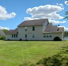 2045 Rolling Meadows Ln in Akron, OH - Building Photo - Building Photo