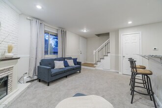 1390 Everett Ct, Unit 209 in Lakewood, CO - Foto de edificio - Building Photo
