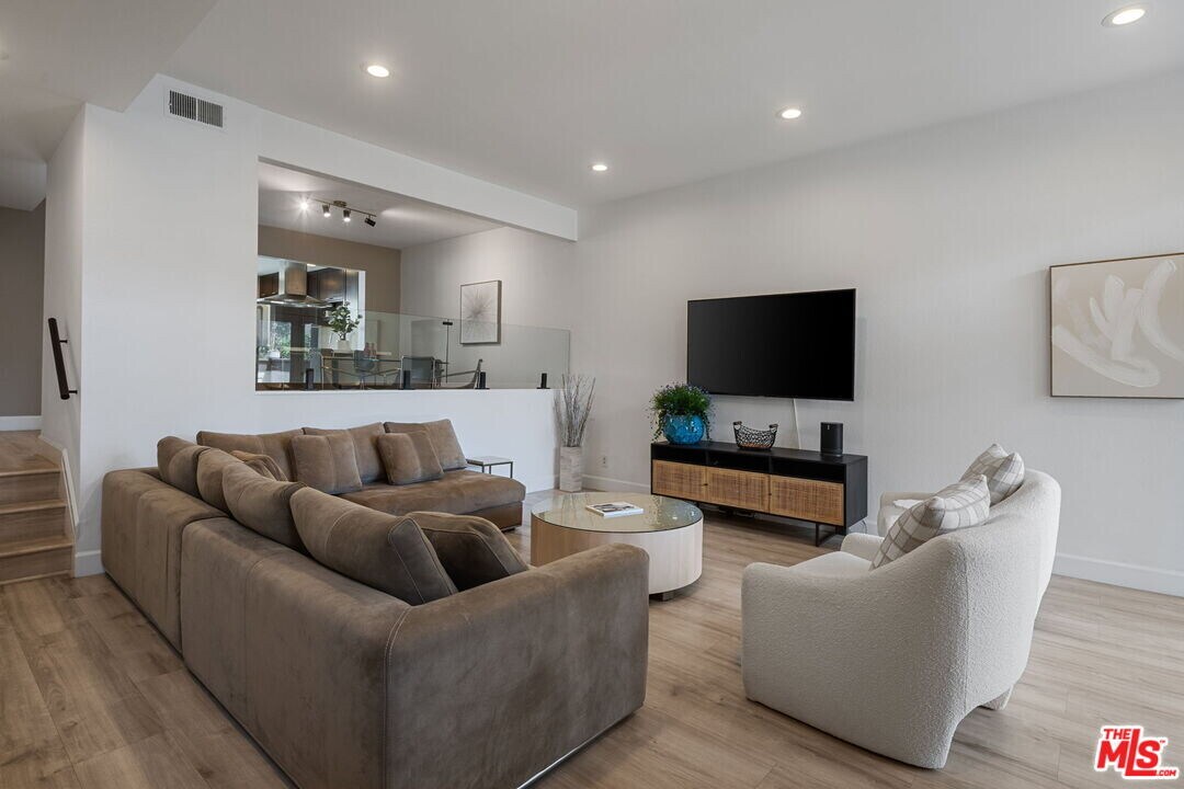 17165 Palisades Cir in Los Angeles, CA - Building Photo