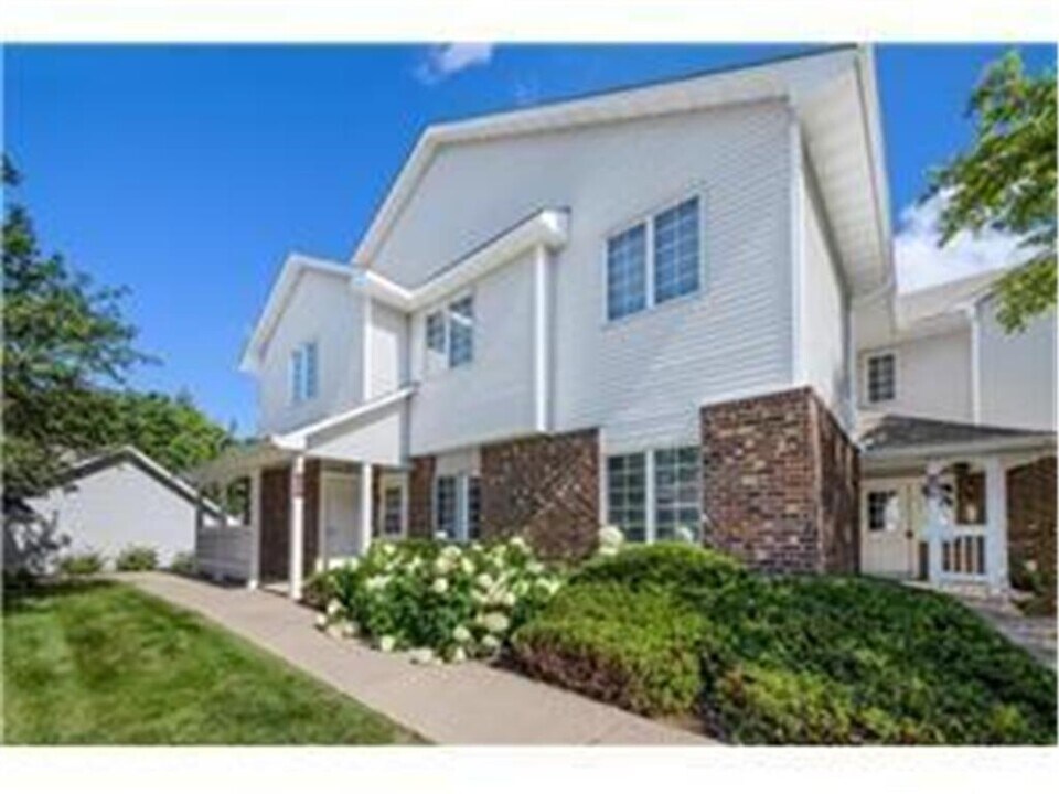 3563 Blue Jay Way in Eagan, MN - Foto de edificio