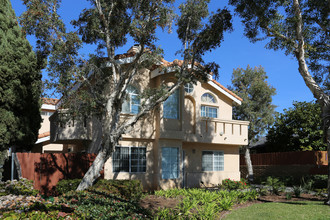 Pacific Beach Townhomes in San Diego, CA - Building Photo - Building Photo