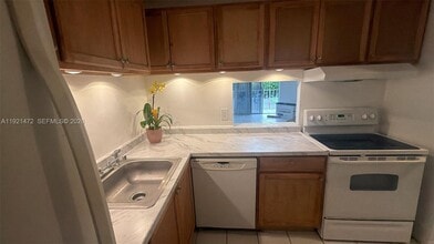 500 Executive Center Dr in West Palm Beach, FL - Building Photo - Building Photo