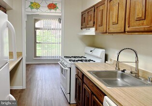 3322 Woodburn Village Dr in Annandale, VA - Building Photo - Building Photo