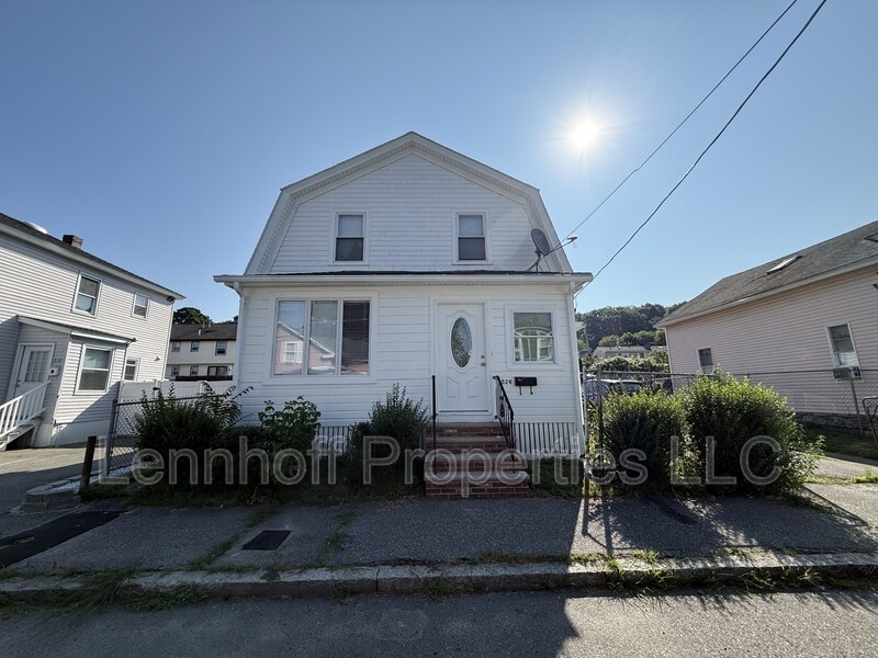 526 Concord St in Lowell, MA - Building Photo