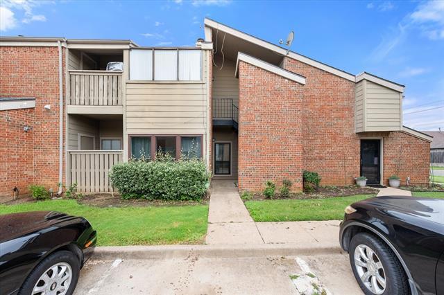 2105 Count Fleet Dr in Arlington, TX - Building Photo