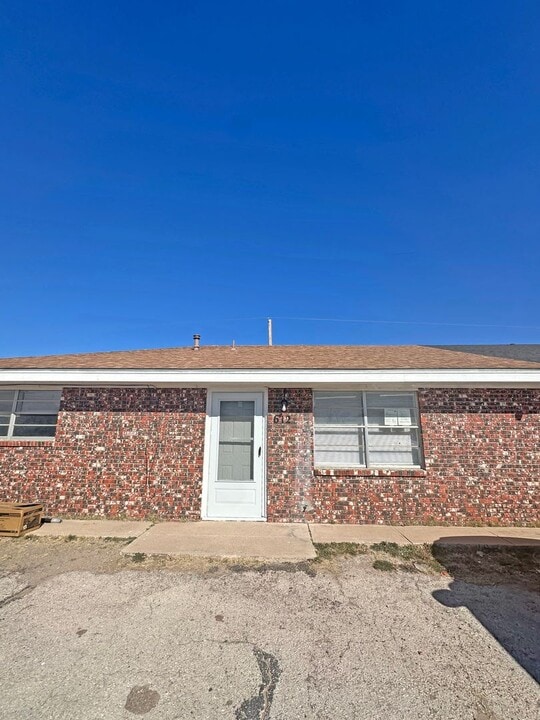 612 E Sunset Dr in Hobbs, NM - Building Photo