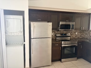 2521 NW 56th Ave in Lauderhill, FL - Foto de edificio - Building Photo