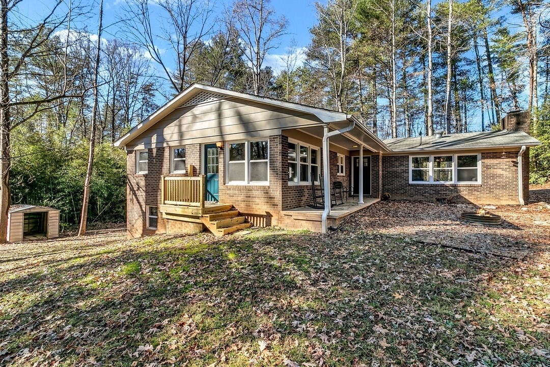 3705 Piedmont Rd in Morganton, NC - Foto de edificio