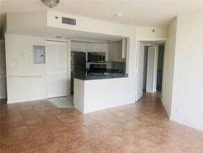 8911 Collins Ave, Unit 1103 in Surfside, FL - Foto de edificio - Building Photo
