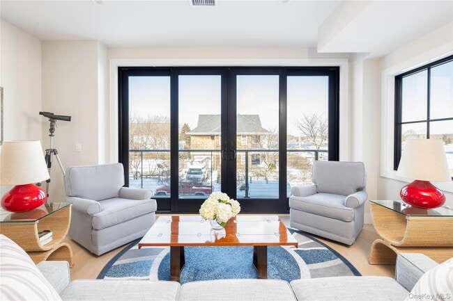 123 Sterling Ave in Greenport, NY - Foto de edificio - Building Photo