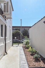 1069 S Holt Ave in Los Angeles, CA - Building Photo - Building Photo