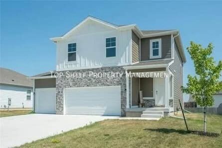 1060 Spruce St in Waukee, IA - Building Photo