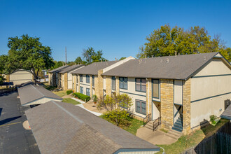 Forest Creek Condominiums in Bartlesville, OK - Building Photo - Building Photo