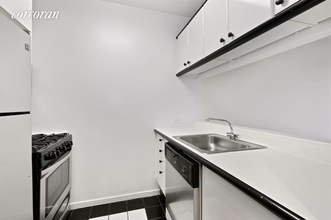 150-156 W 56th St-Unit -: 3606 in New York, NY - Building Photo - Building Photo