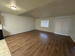 1140 W Vine St in Lebanon, OR - Building Photo - Building Photo