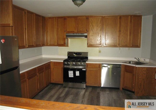 4406 Birchwood Ct in North Brunswick, NJ - Building Photo - Building Photo