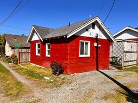675-685 Elrod Ave in Coos Bay, OR - Building Photo