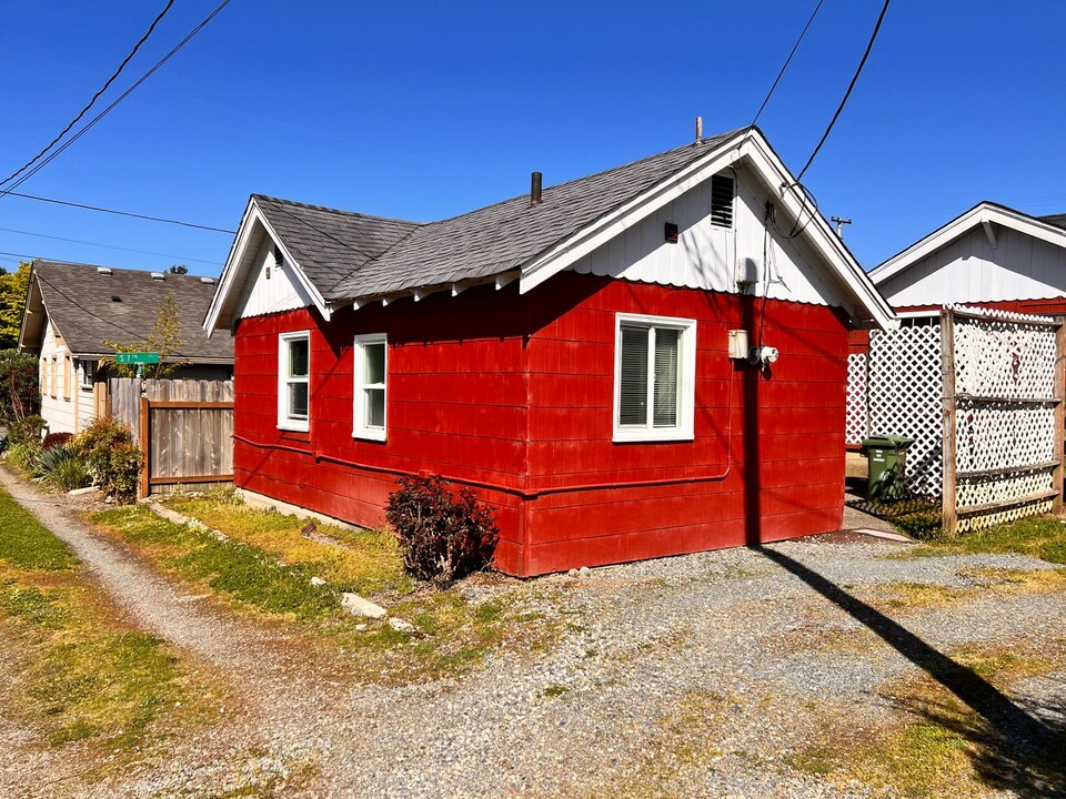 675-685 Elrod Ave in Coos Bay, OR - Building Photo
