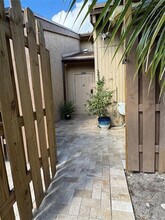 8011 SW 22nd Ct in Davie, FL - Foto de edificio - Building Photo