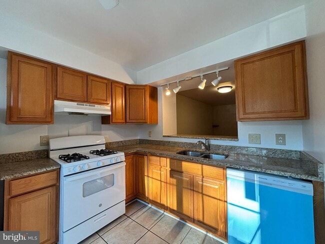 14852 Basingstoke Loop in Centreville, VA - Building Photo - Building Photo