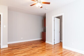 949 W Cornelia Ave, Unit 2B in Chicago, IL - Foto de edificio - Building Photo