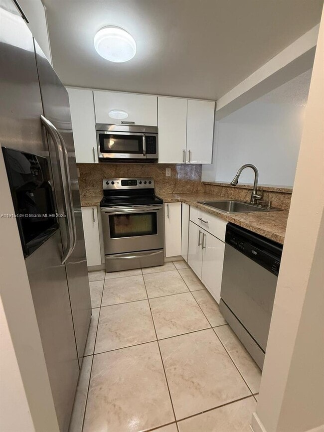 5805 Washington St in Hollywood, FL - Building Photo - Building Photo