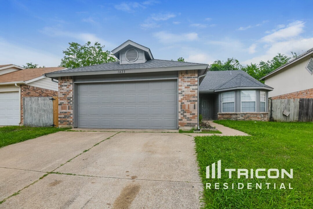 1423 Ardmore Dr in Arlington, TX - Building Photo