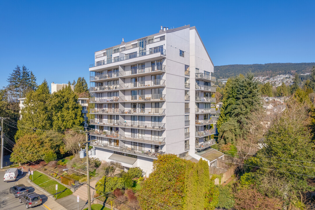 1745 Esquimalt Av in West Vancouver, BC - Building Photo