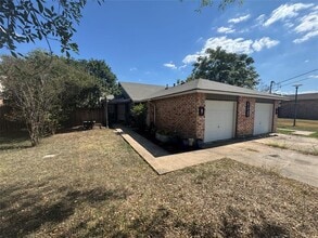 112 S Mockingbird Ln in Lockhart, TX - Building Photo - Building Photo