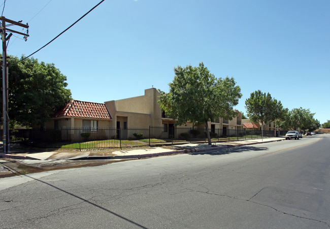 44200 Kingtree Ave in Lancaster, CA - Foto de edificio - Building Photo