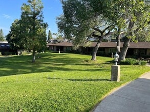 9320 Earl St in La Mesa, CA - Foto de edificio - Building Photo