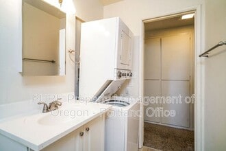 2096 SE Pinelane St in Portland, OR - Building Photo - Building Photo