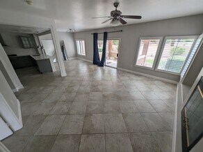 821 Glacier Peak Ln in Las Vegas, NV - Building Photo - Building Photo