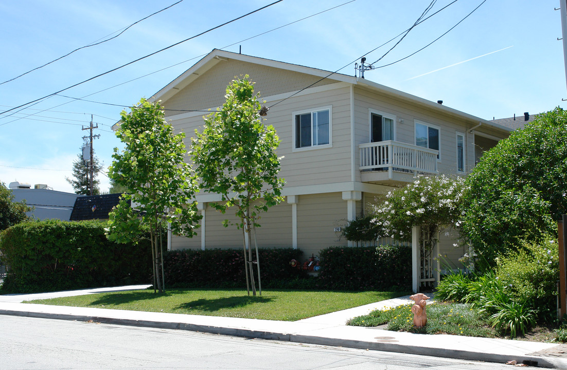 1240 Elmer St in Belmont, CA - Building Photo