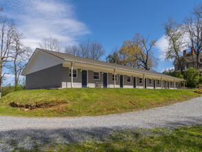 35 Suyeta Park Dr in Waynesville, NC - Building Photo - Building Photo