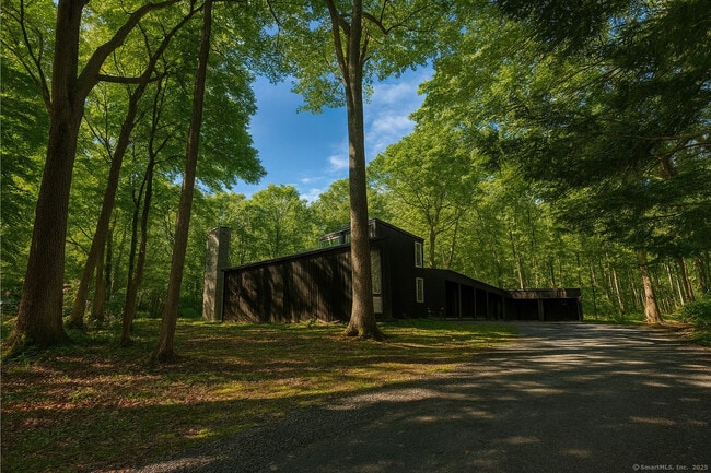 860 Oakwood Rd in Orange, CT - Foto de edificio - Building Photo