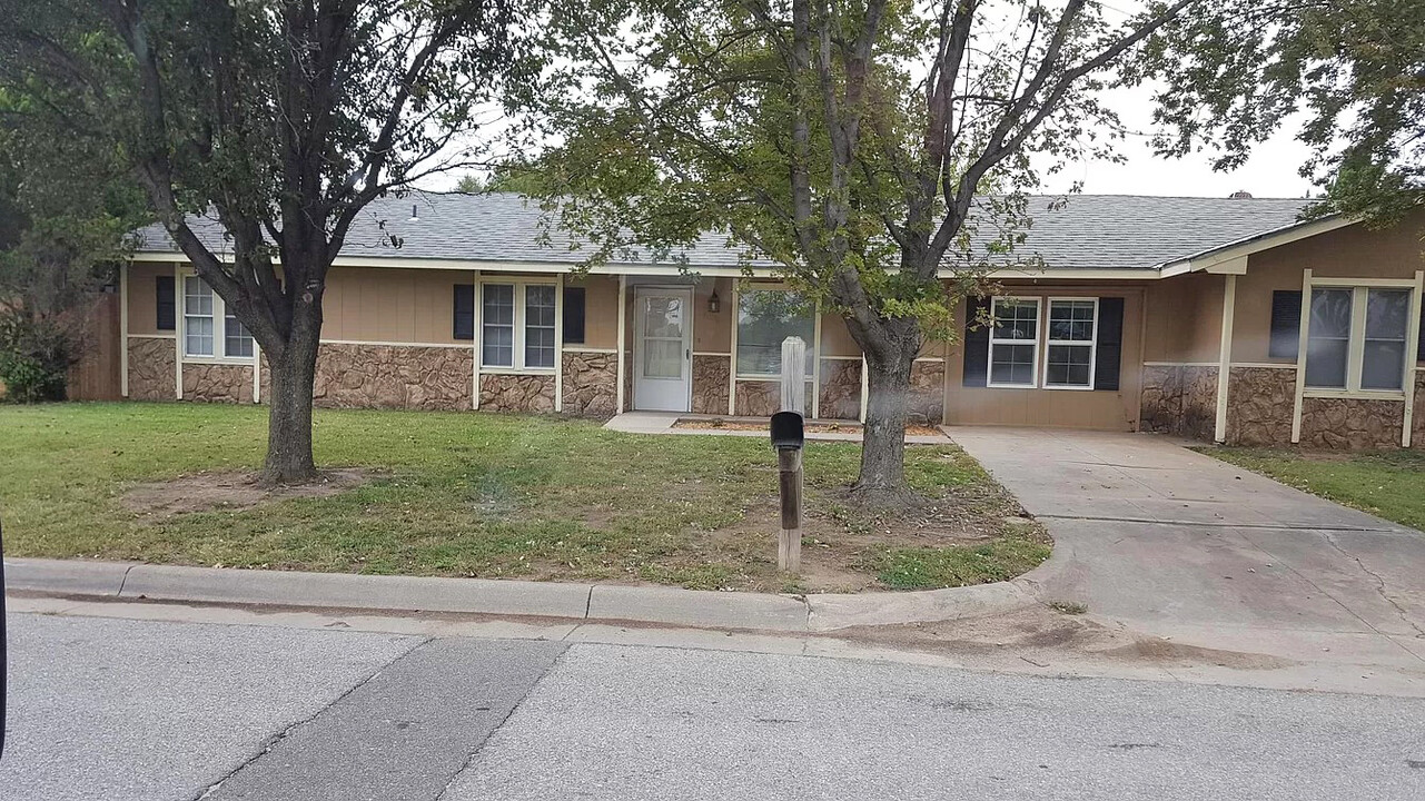 421 N Woodchuck St in Wichita, KS - Building Photo