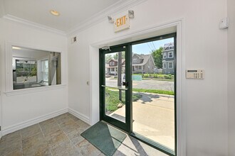 59 Lincoln Ave, Unit 201 in Fair Lawn, NJ - Foto de edificio - Building Photo