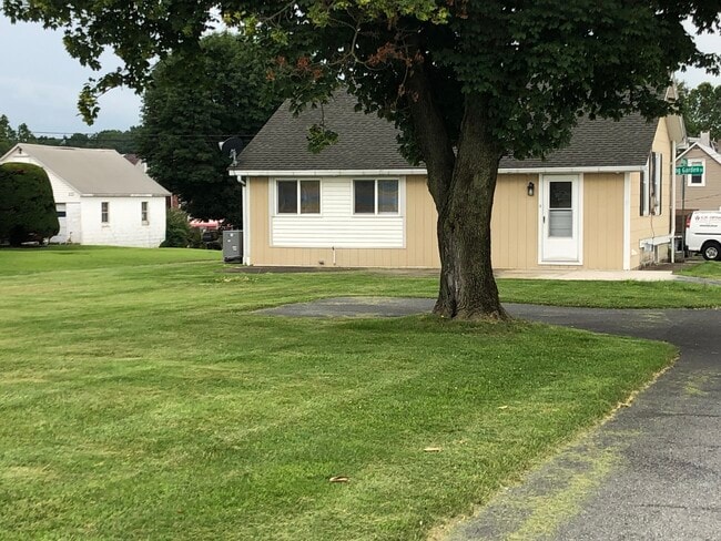 223 Spring Garden St in Leesport, PA - Building Photo - Building Photo