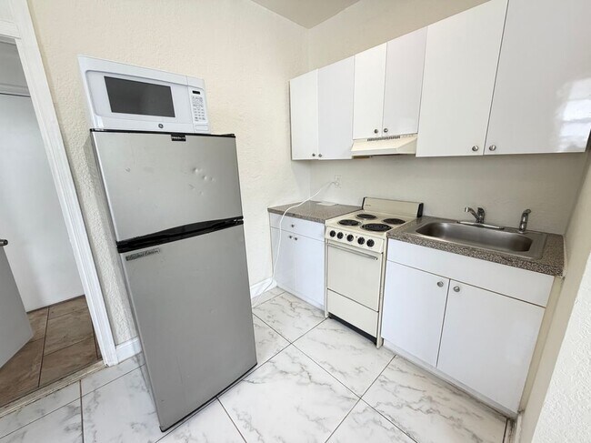 912 NW 9th Ave in Hallandale Beach, FL - Foto de edificio - Building Photo