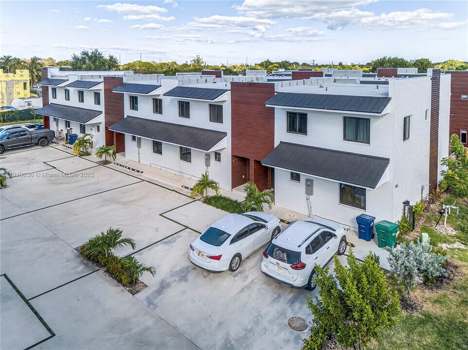 936 NW 10th St in Florida City, FL - Building Photo