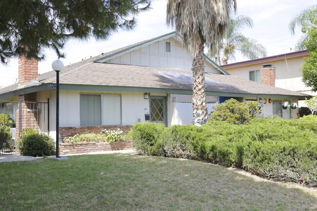 Tustinwood Apartments in Tustin, CA - Foto de edificio - Building Photo