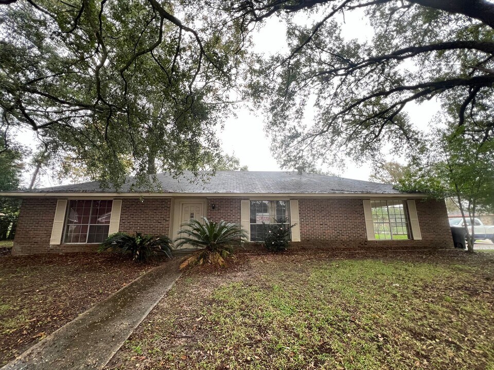 1225 Bellonia Dr in Baton Rouge, LA - Foto de edificio