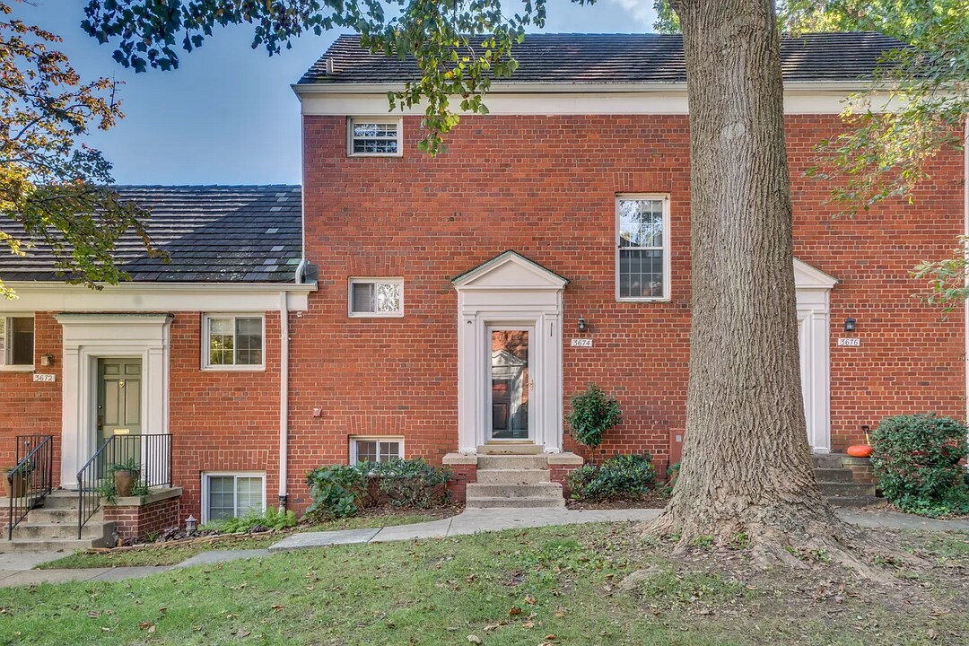 3674 Gunston Rd in Alexandria, VA - Building Photo