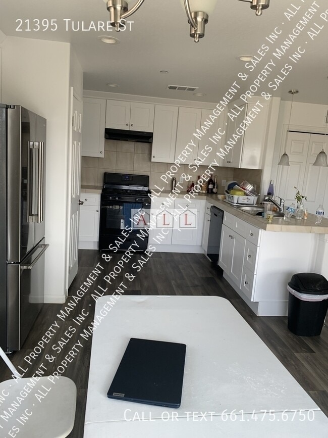 21395 Tulare St in Lost Hills, CA - Building Photo - Building Photo