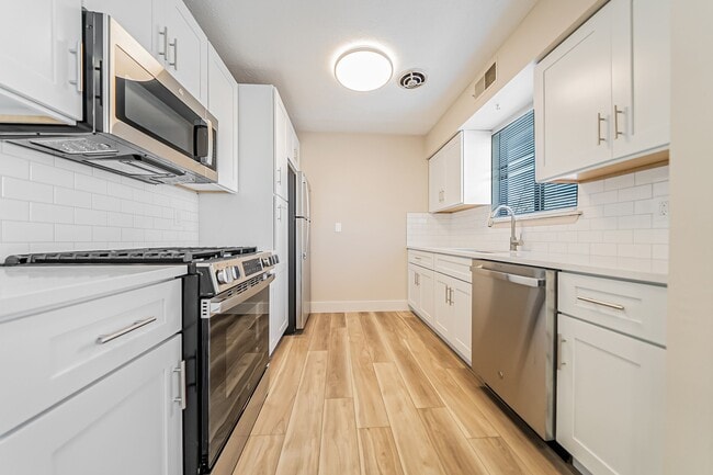 Hallwood Manor Apartments in Mentor, OH - Building Photo - Building Photo