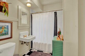 2066 NW Overton St, Unit 2 in Portland, OR - Foto de edificio - Building Photo