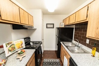 Somerset in Houston, TX - Foto de edificio - Building Photo