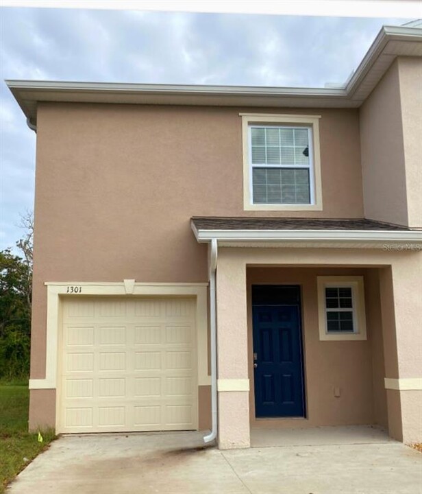 1301 Yellow Finch Dr in Davenport, FL - Building Photo