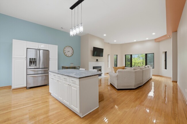 7308 S Ridgeland Ave in Chicago, IL - Building Photo - Building Photo